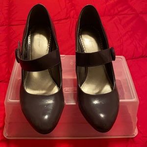 Two-fabric purple pump